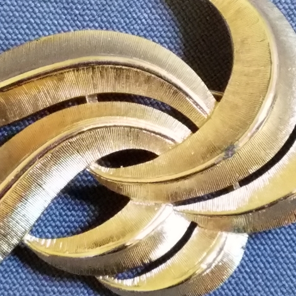 VTG Crown Trifari gold abstract brooch - Picture 3 of 7